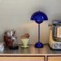 Flowerpot VP3 Cobalt Blue 50cm Bordslampa från &Tradition